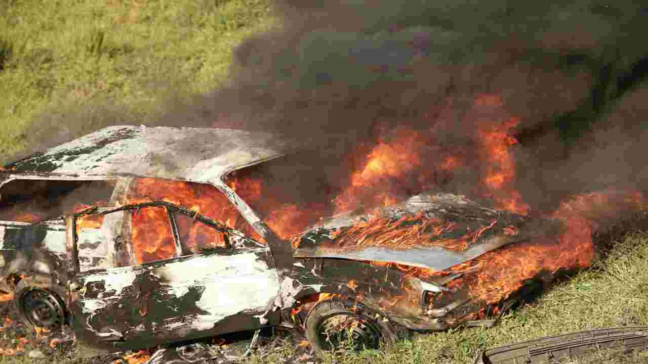 Lucca, uomo muore carbonizzato dentro la sua auto: "Si è suicidato"