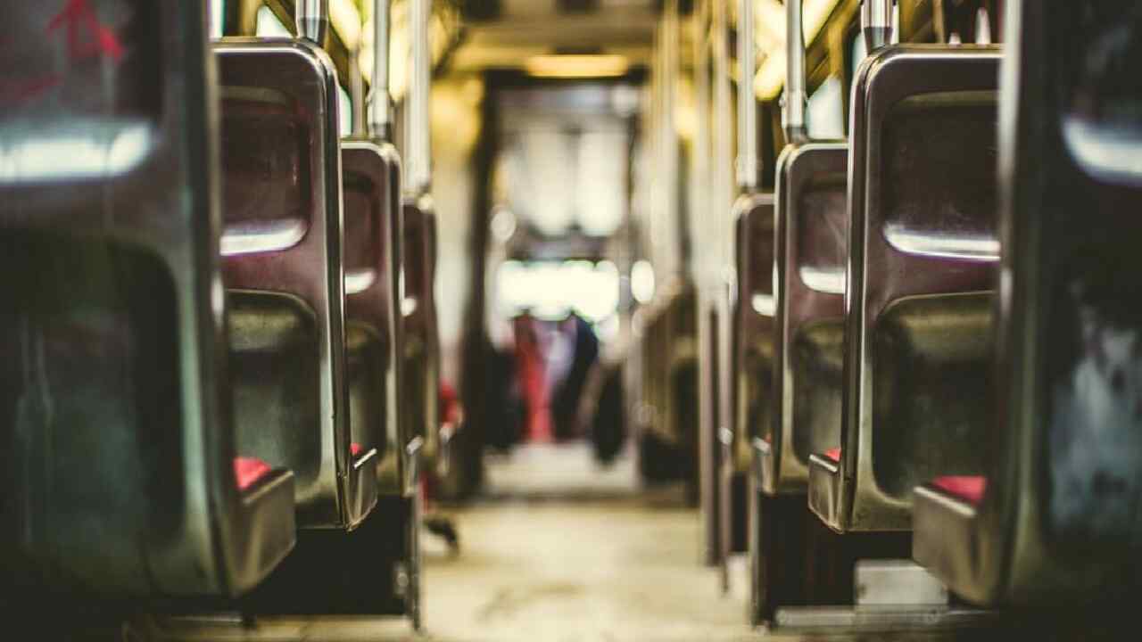 Trasporti pubblici, lo studio di una app. De Micheli: "Avviserà in caso di affollamento"