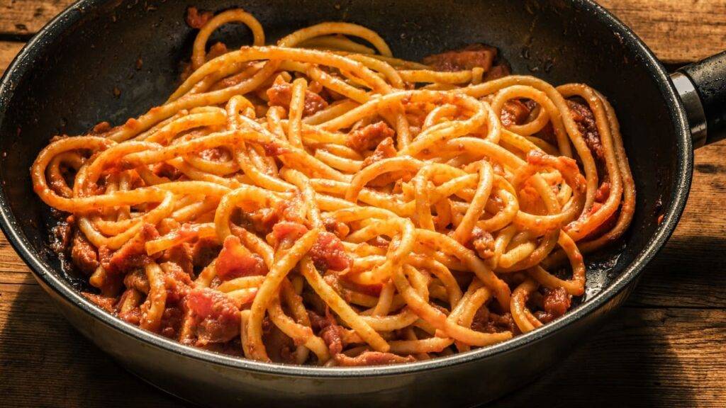Spaghetti all&amp;#39;amatriciana, la ricetta originale: solo 15 minuti e 4 ...