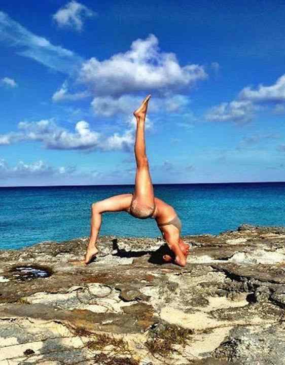 Meghan Markle lato b acrobazie yoga