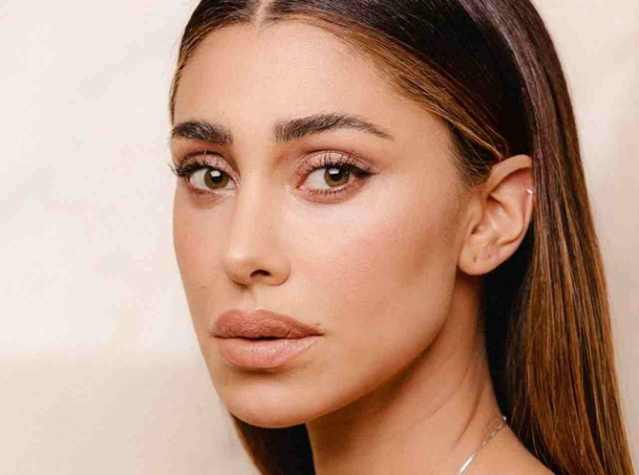 Belen Rodriguez si depila davanti a tutti