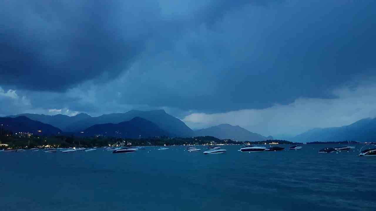 Soffoca la moglie poi si suicida nel lago di Garda: tragedia nel Bresciano