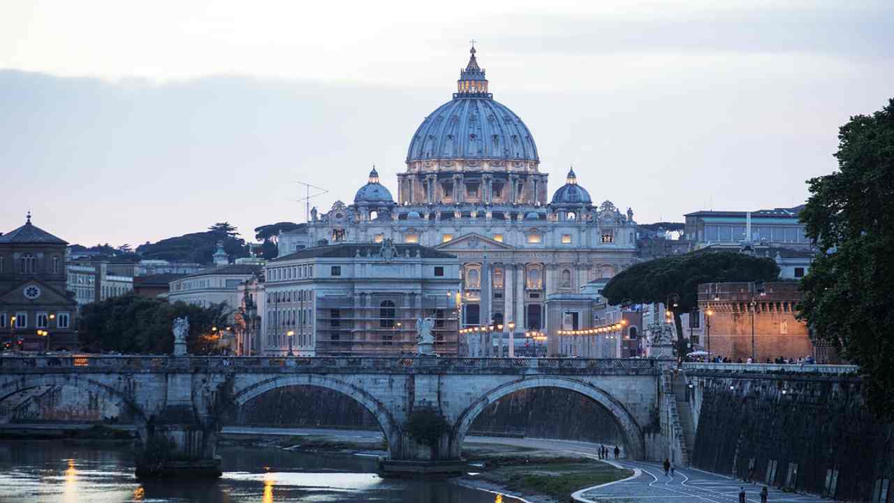 Vaticano, il Papa riparte con la prima messa dopo il lockdown con i fedeli