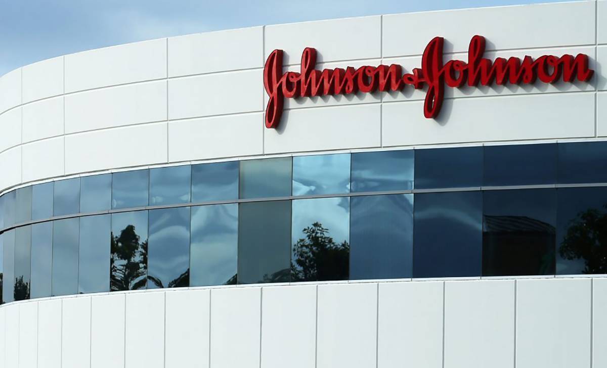 Johnson & Johnson, condannata a pagare 2,1 miliari di dollari per amianto nel talco