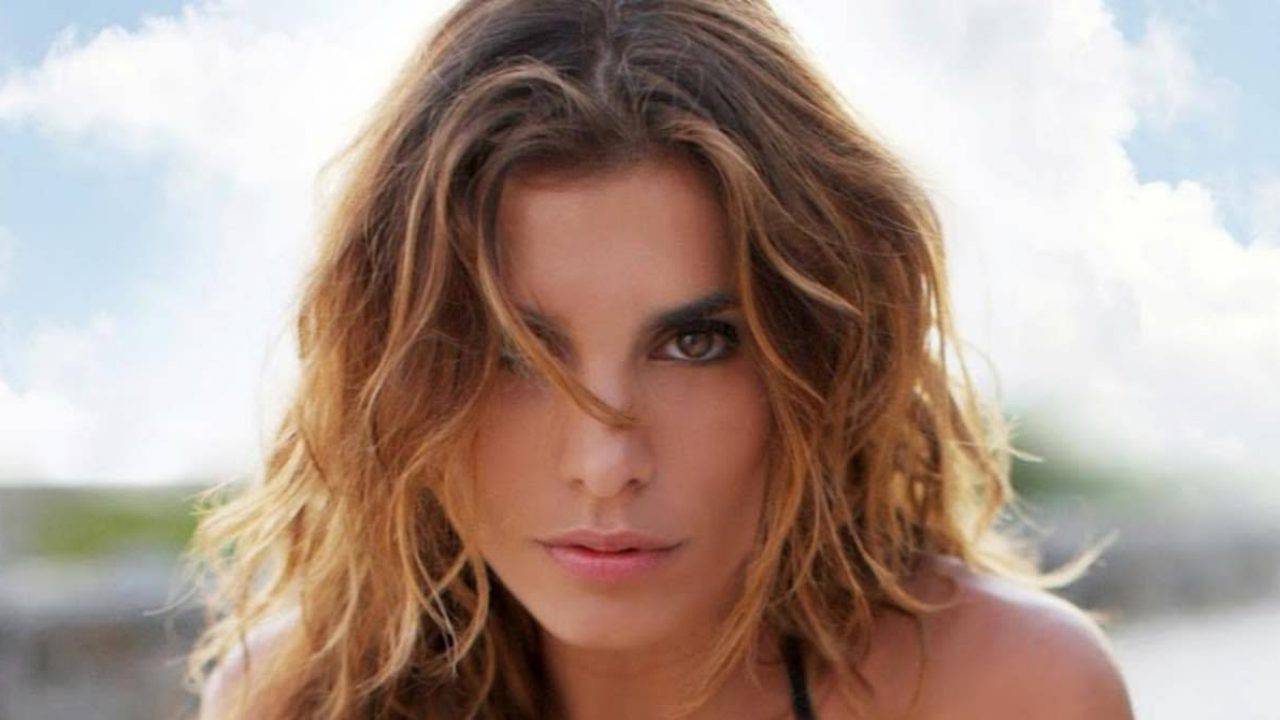 il selfie davanti allo specchio di Elisabetta Canalis