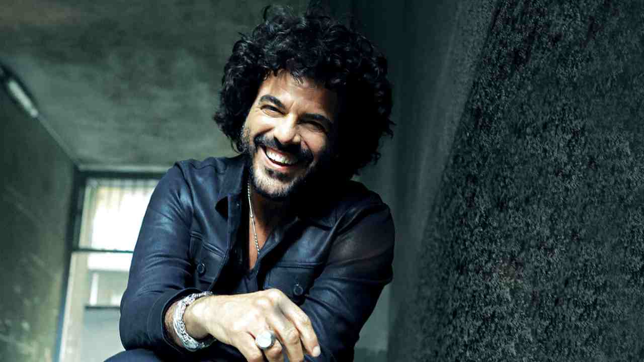 Francesco Renga non in piena forma sullo yacht in Sardegna