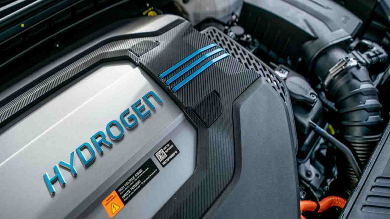 Auto a idrogeno 2019, come funziona il fuel cell? Pro e contro Luca Secondino Luca Secondino | 24 aprile 2019 - 17:07 | 2 L’auto a idrogeno costituisce un’alternativa reale e pulita per la mobilità: come funziona con le fuel cell e quali sono i vantaggi? Ecco i migliori modelli 2019. Auto a idrogeno 2019, come funziona il fuel cell? Pro e contro 44 Le auto a idrogeno nel 2019 sono ancora sulla rampa di lancio. Infatti, nonostante la tecnologia a idrogeno possa sembrare lontana dall’affermazione e dalla capillare diffusione a livello mondiale, le previsioni dicono che nei prossimi anni sarà predominante sul mercato. Quindi se l’auto elettrica è il futuro, le auto fuel cell ne sono una parte fondamentale che di certo non faticherà a trovare spazio nei rinnovamenti che investiranno il settore automotive. L’idrogeno costituisce un tipo di alimentazione alternativa che potrebbe sostituire con il tempo gli altri combustibili, e il fuel cell potrebbe sostituire i motori endotermici. La strada è solcata e non sono poche le case automobilistiche che credono fermamente nell’auto a idrogeno, nonostante lo scetticismo di alcuni automobilisti. I vantaggi che può portare l’alimentazione a idrogeno sono la riduzione massima delle emissioni (l’acqua è l’unico prodotto di scarico), la velocità di rifornimento, l’abbattimento dei consumi e l’autonomia prolungata. Ma ci sono anche degli svantaggi legati alla gestione non facile dell’idrogeno, dalle tecniche di elettrolisi che richiedono energia elettrica allo stoccaggio nelle stazioni di rifornimento. Vediamo come funziona questa tecnologia che si avvale di fuel cell e quali sono i pro e i contro di avere un’automobile alimentata ad idrogeno. Auto a idrogeno, come funziona L’idrogeno è il più abbondante elemento chimico presente nell’universo, ma non in forma naturale, per questo non è una fonte propriamente rinnovabile e va prodotto con diversi sistemi, tra cui alcuni nel rispetto dell’ambiente grazie allo sfruttamento delle alghe, fanghi e acque reflue o più comunemente attraverso l’elettrolisi dell’acqua. Il processo consiste in una corrente a basso voltaggio che attraversa l’acqua per rilasciare in forma gassosa ossigeno e idrogeno, e quindi consuma energia elettrica spesso prodotta da fonti rinnovabili come con l’eolico e il solare, ma spesso ancora da carbone. L’energia chimica ottenuta, fa muovere il motore in due modi: Bruciando in un motore a combustione interna come per i razzi che vengono spediti nello spazio; i veicoli con questa tecnologia sono chiamati Hydrogen Internal Combustion Engine Vehicle; Facendo reagire l’ossigeno in una pila a combustibile - fuel cell - per produrre elettricità. I veicoli con questa tecnologia sono chiamati Fuel Cell Electric Vehicle e sono quelli più promettenti per il futuro, su cui si concentra il settore automotive. Le pile a combustibile o fuel cell, non prevedono combustione termica ma una corrente elettrica che produce come unico scarto l’acqua per nulla alterata