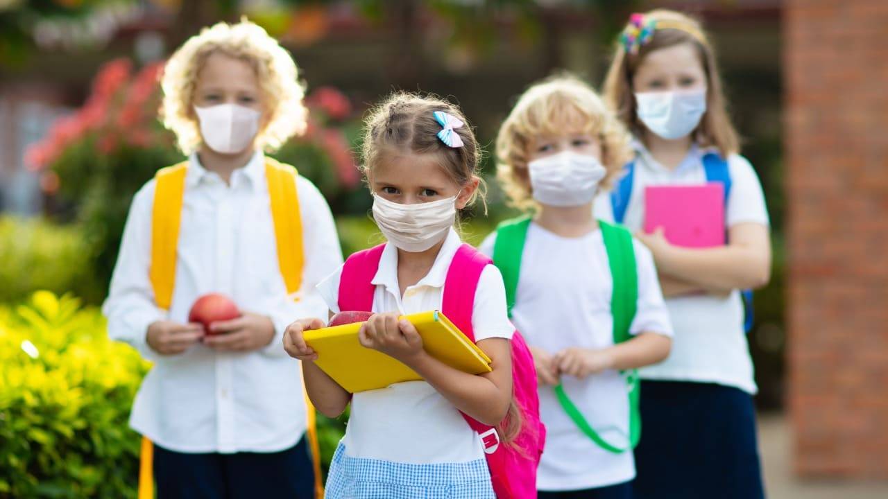 bambini a scuola con mascherina