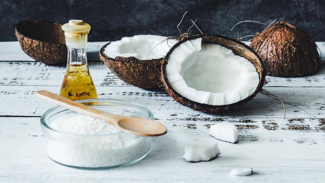 olio di cocco per combattere eruzioni cutanee