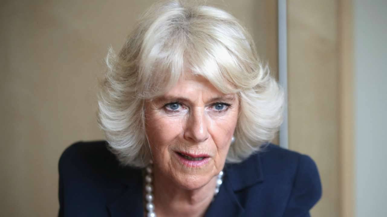 Camilla parker bowles hot costume rosso