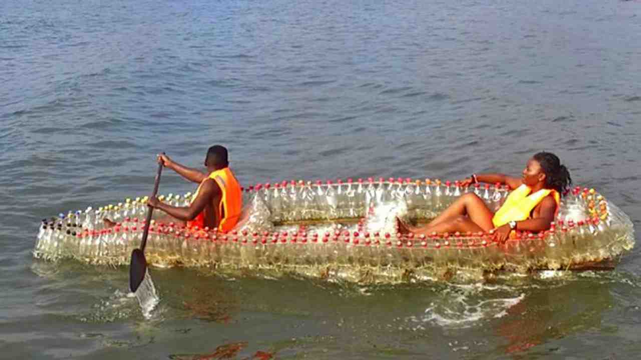 Le EcoBoat, in Camerun il riciclo creativo delle bottiglie di plastica