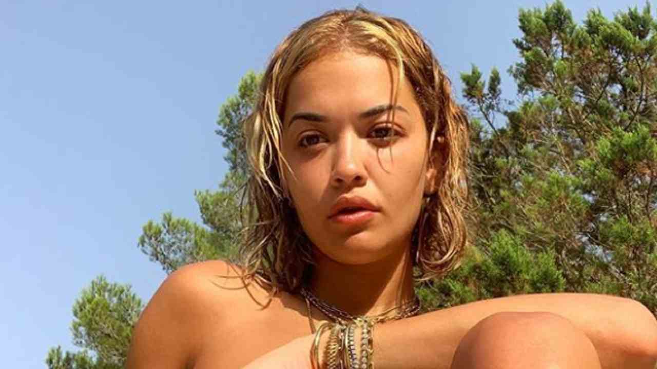 Rita ora nuda piscina