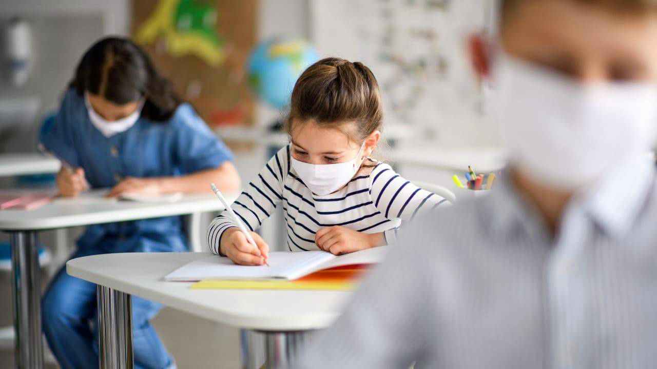 Scuola, mascherine e banchi monoposto: i dubbi