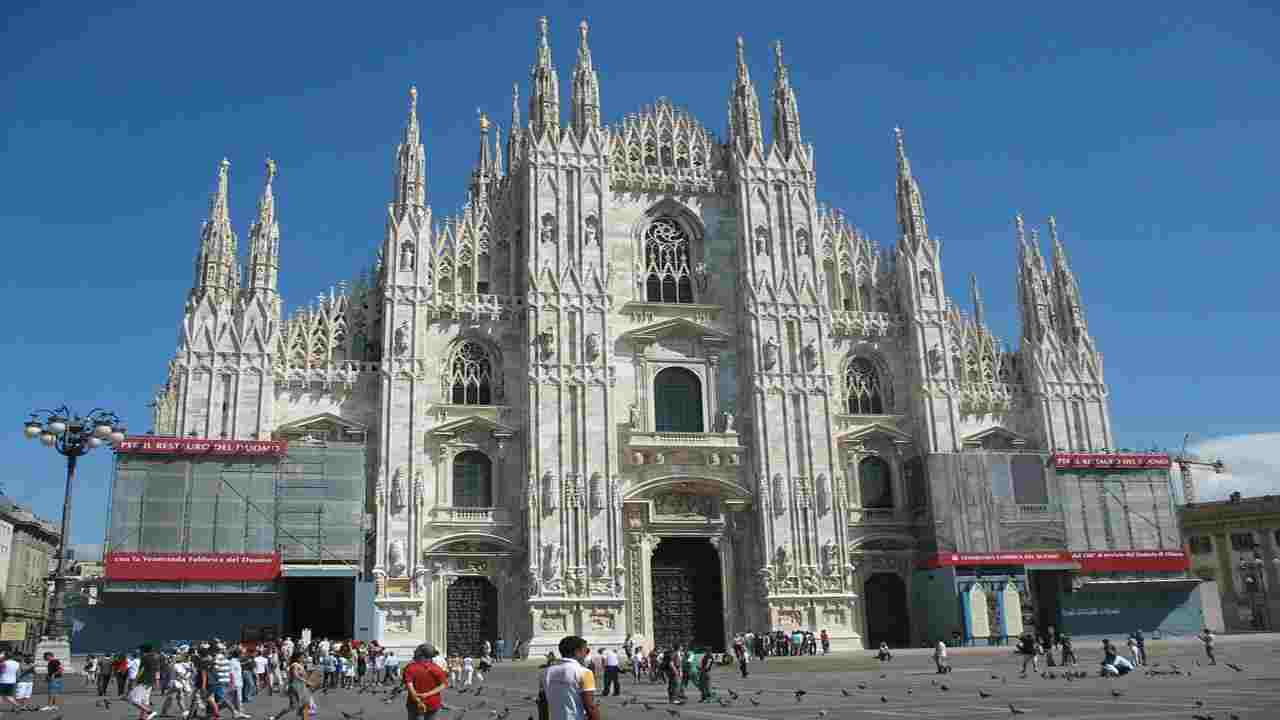 armato di coltello prende ostaggio vigilante del Duomo