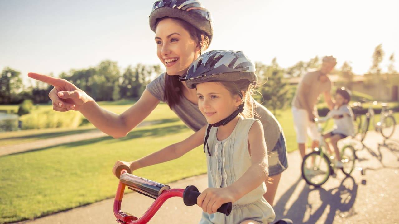 famiglia con biciclette