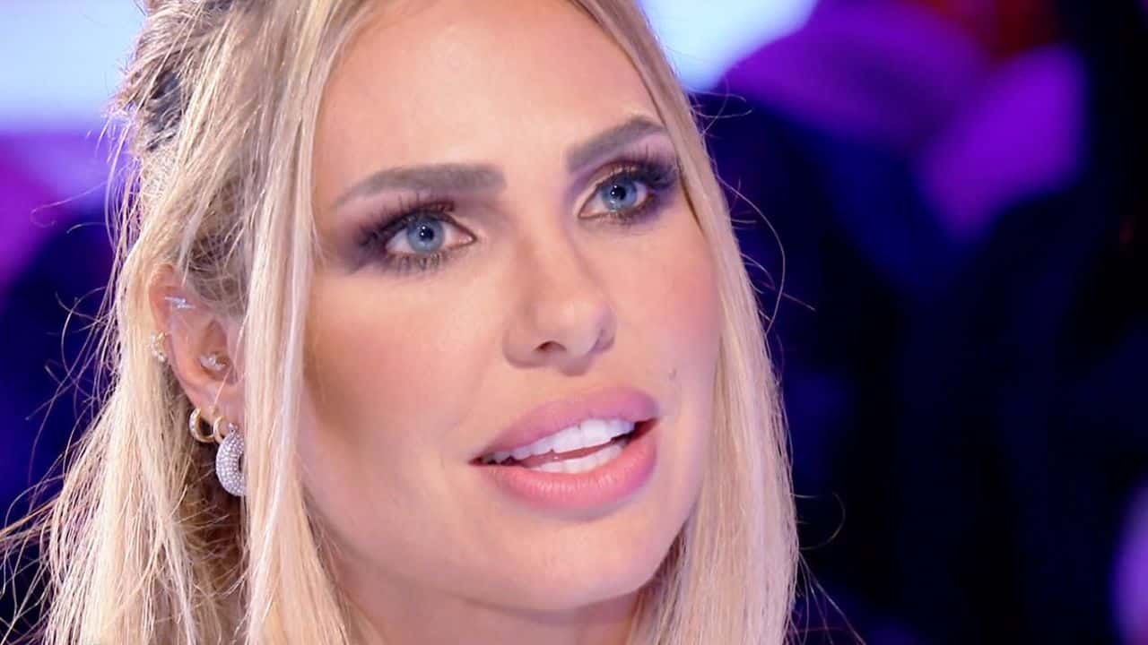 Ilary Blasi, attacco social 