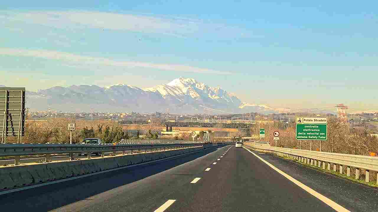 clandestini scaricati in autostrada