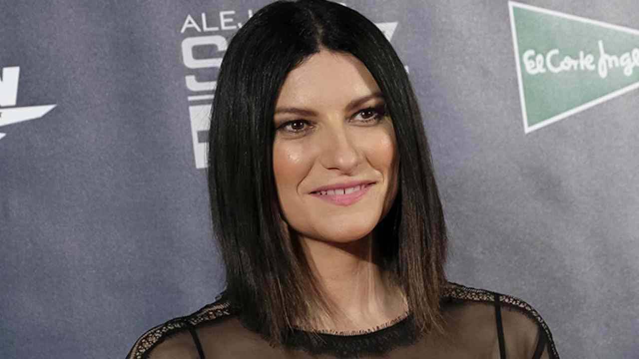 laura pausini nuota al mare