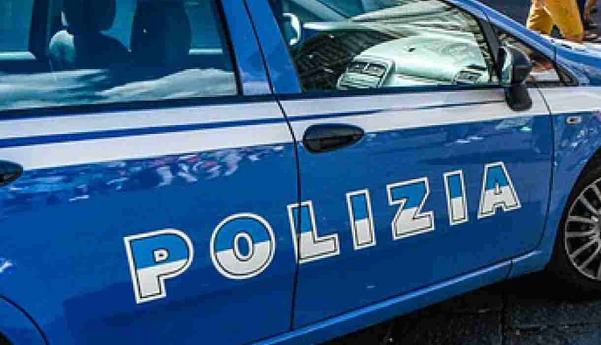 Poliziotto aggredisce ragazzo di colore