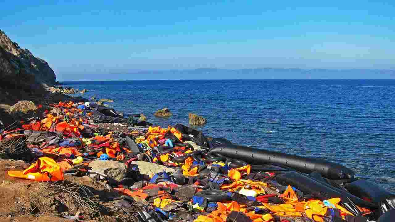 lesbo incendio campo profughi