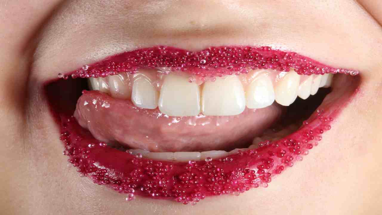 Cosa Fare Per Sbiancare I Denti In Modo Naturale 6 Trucchi Facili Da Seguire