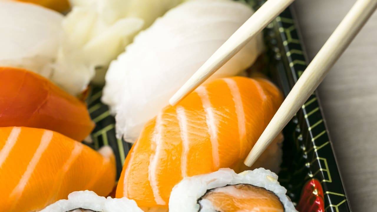 mangiano sushi asporto intossicati