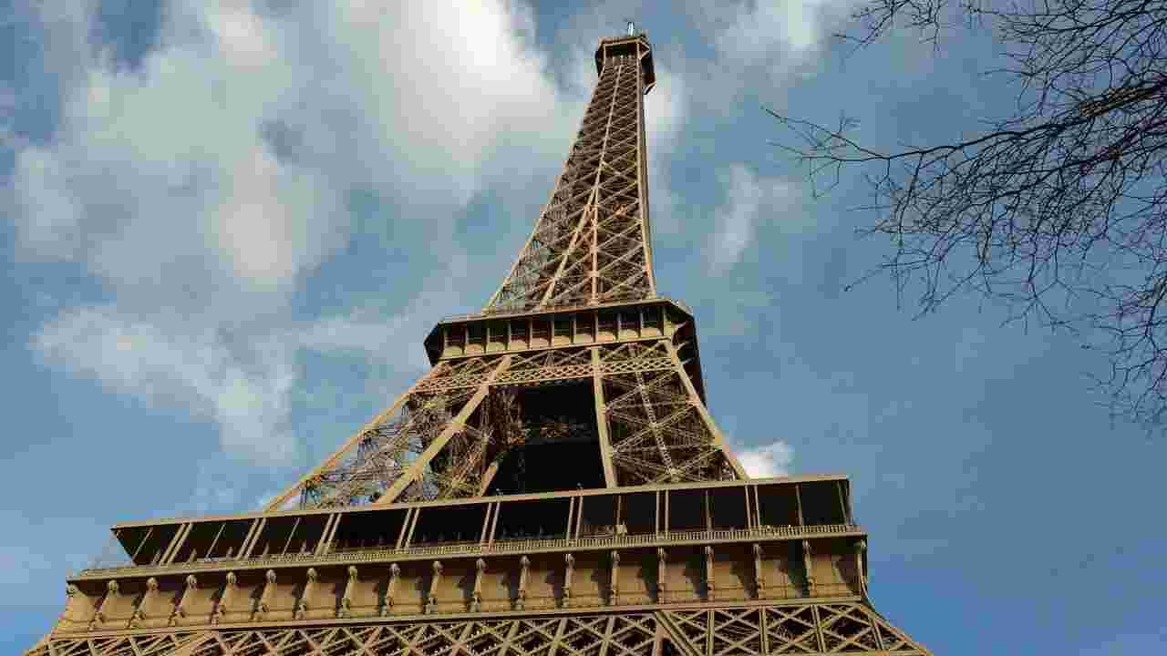 allarme bomba torre eiffel