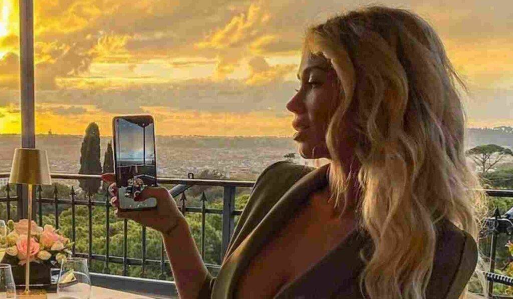 Diletta Leotta mostra il cellulare