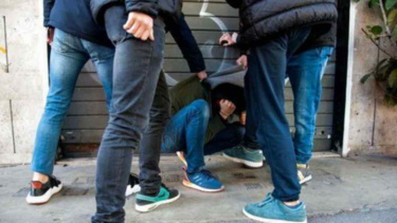 Ragazzo pestato da coetanei a La Spezia: condizioni di salute gravissime