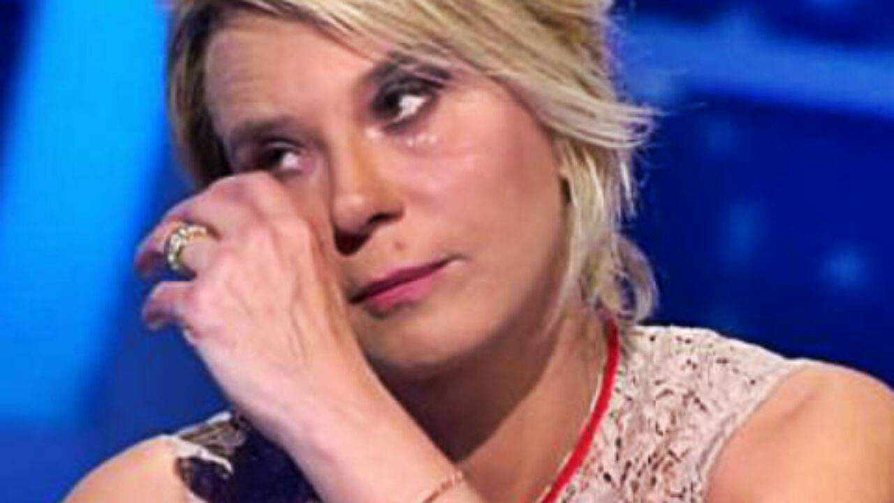 maria de filippi dramma piange lutto