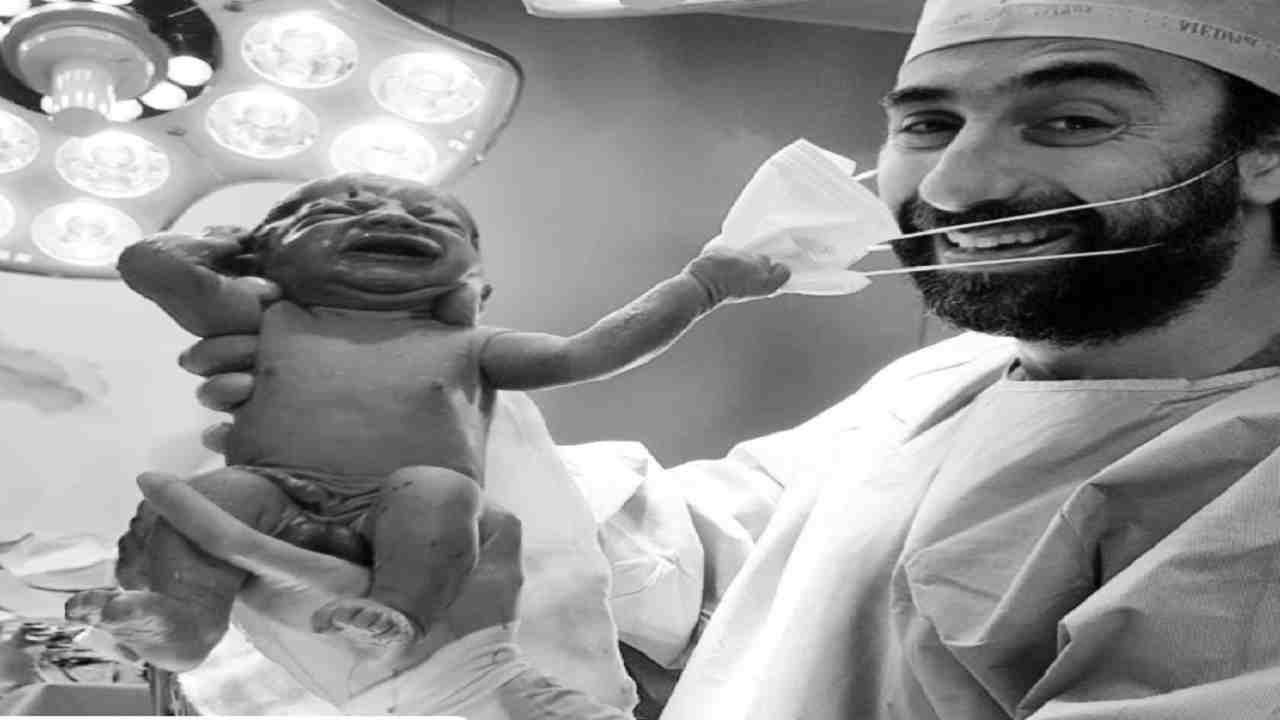 neonato strappa mascherina ginecologo