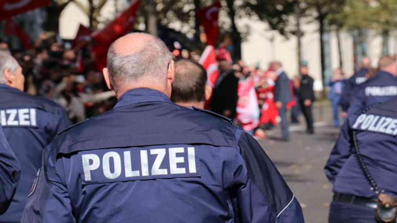 Berlino, duemila persone scese in piazza contro le misure restrittive: fermi e caos