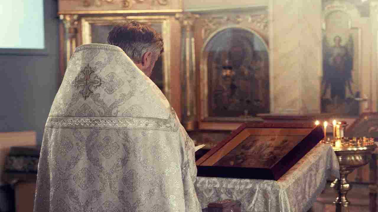 sacerdote ha rapporti sessuali sull'altare