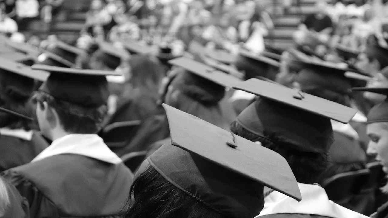 uccide la famiglia prima della laurea