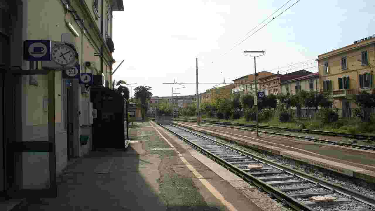 massi sui binari stazione