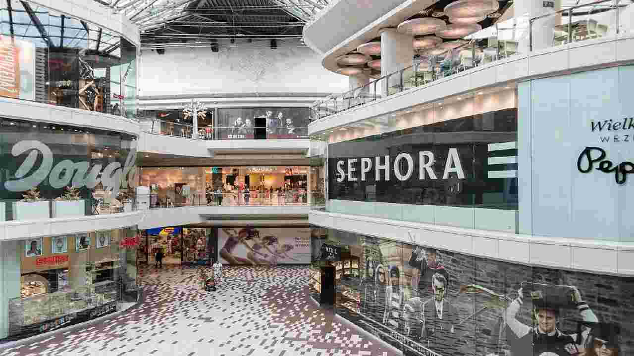 centro commerciale donna accoltella 2 persone