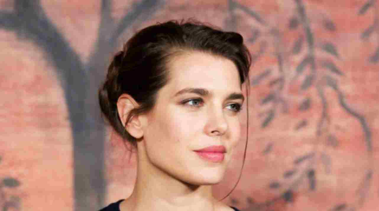 Charlotte Casiraghi incanta, l'outfit incantevole