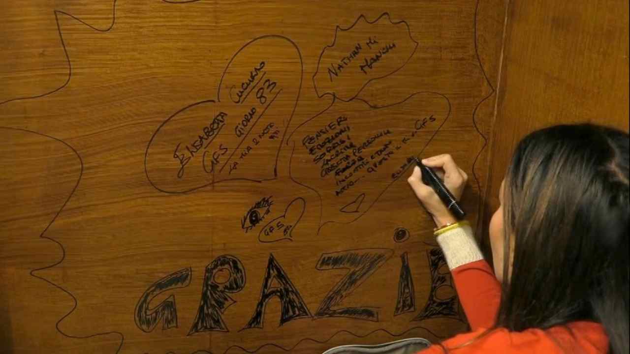 Elisabetta Gregoraci scrive un messaggio nel Cucurio 