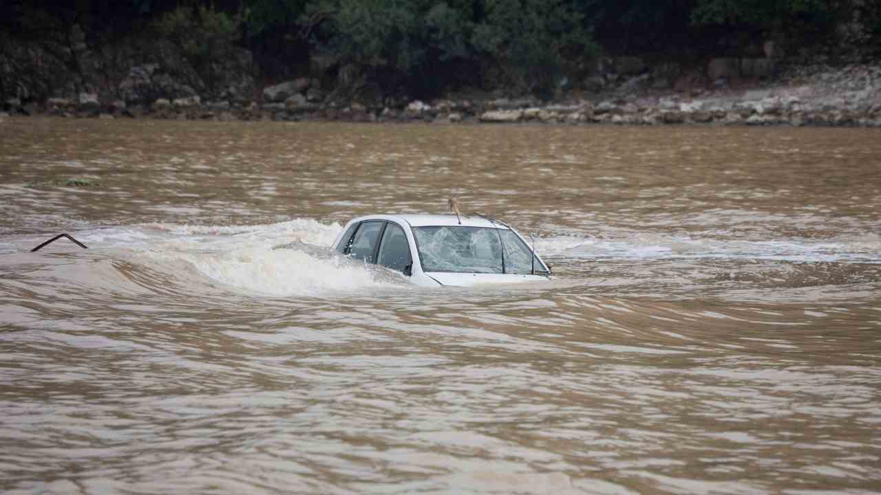 auto nel fiume Adige