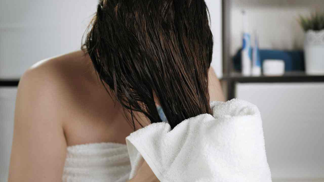 capelli bagnati nell'asciugamano