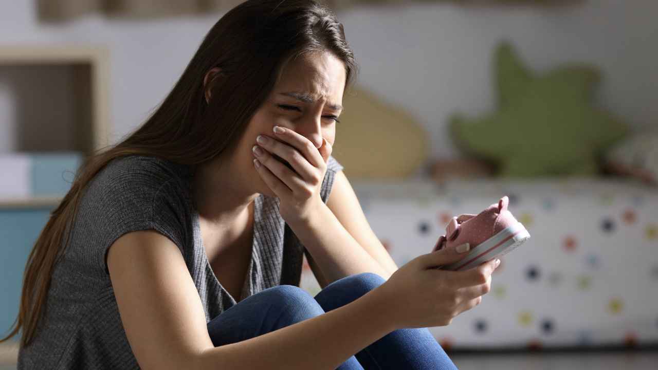 bambina morta assiderata in corridoio