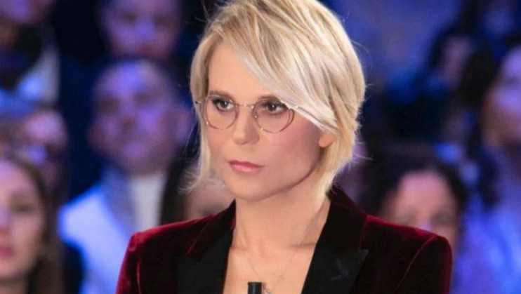 maria de filippi lo scatto rubato mentre stira