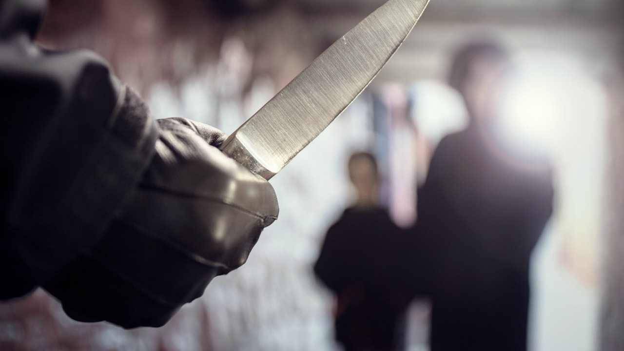 uomo accoltella la figlia e uccide la moglie