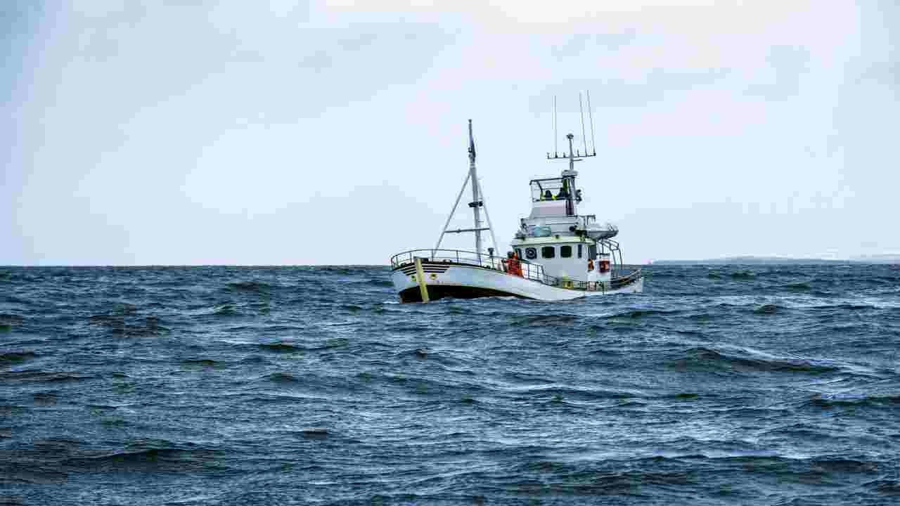 Pescatori sequestrati, i familiari insorgono con il Governo italiano: "Riportateli a casa"
