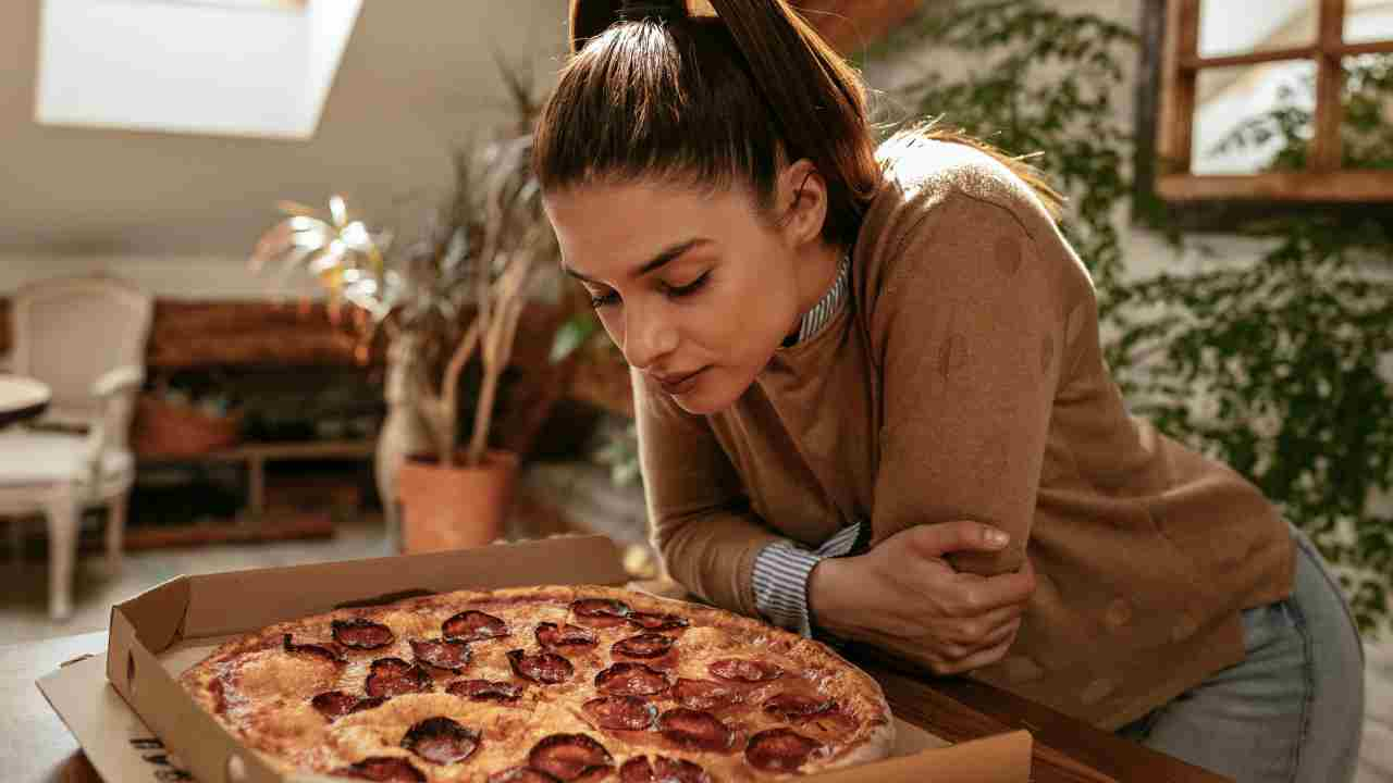 ragazza e pizza