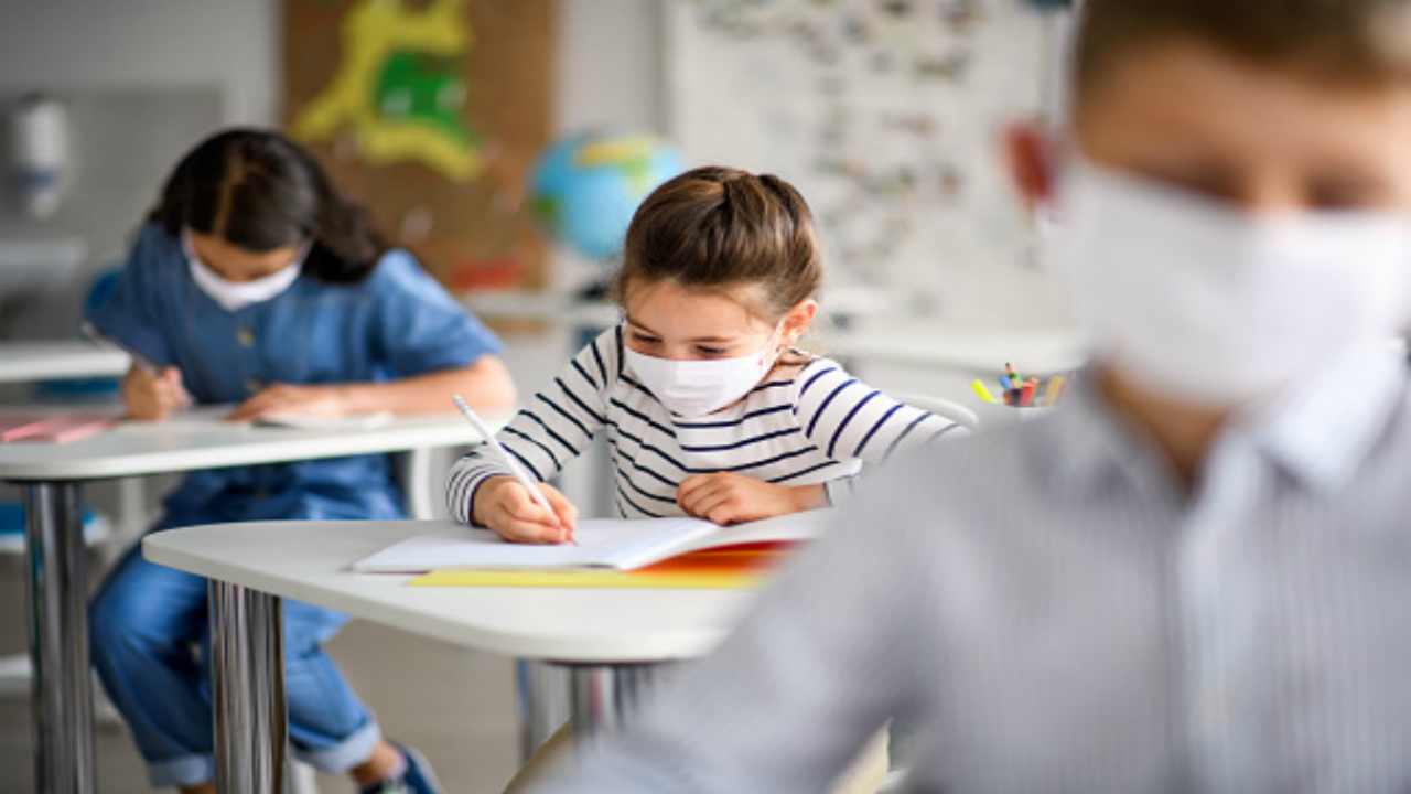 Scuola, Azzolina sul rientro al 7 gennaio: "Faremo una valutazione a fine anno"