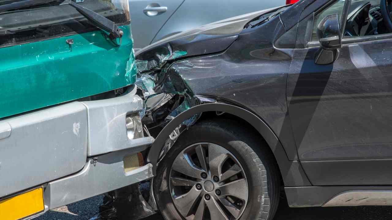 Milano, incidente tra autobus e auto