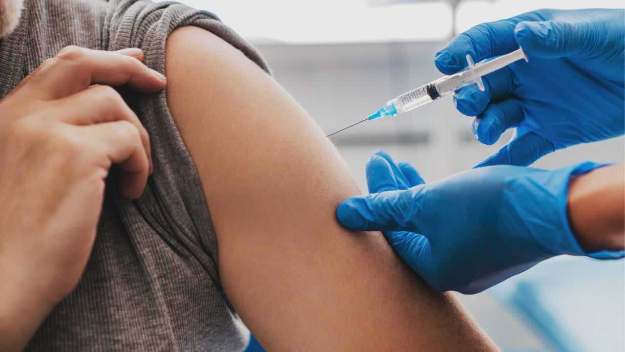 vaccini Pfizer parenti non aventi diritto, scatta inchiesta