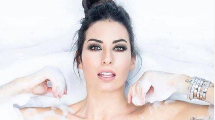 elisabetta gregoraci provoca i fan con uno scatto bollente