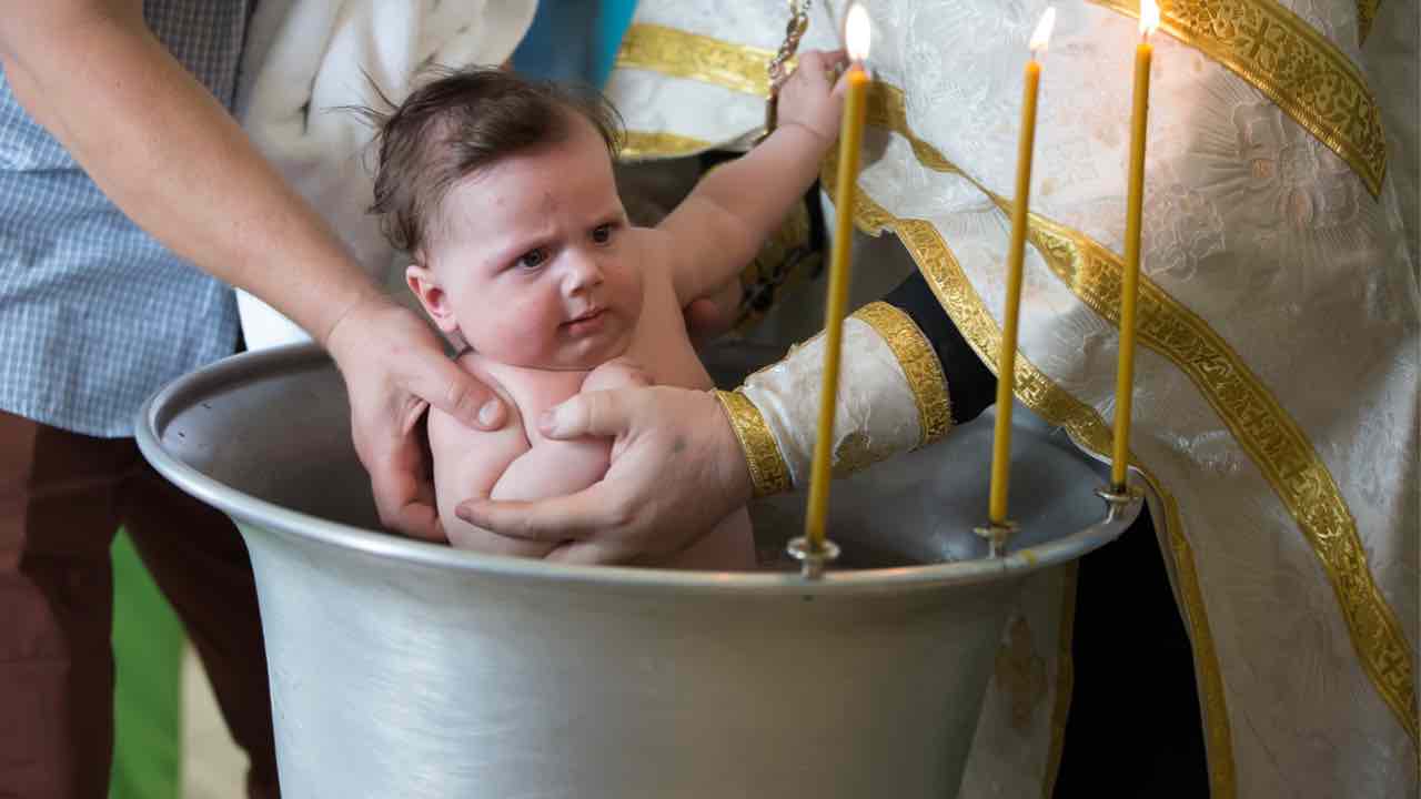 Muore neonato di 6 mesi dopo il battesimo 